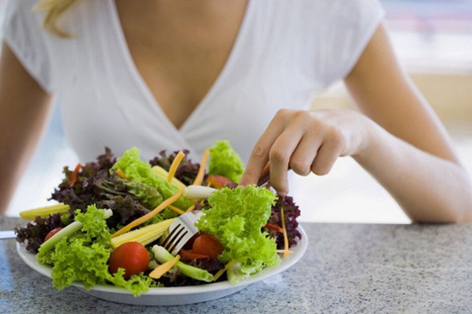 Para la gastritis, es necesario evitar las verduras frescas en favor de las hervidas o guisadas. 