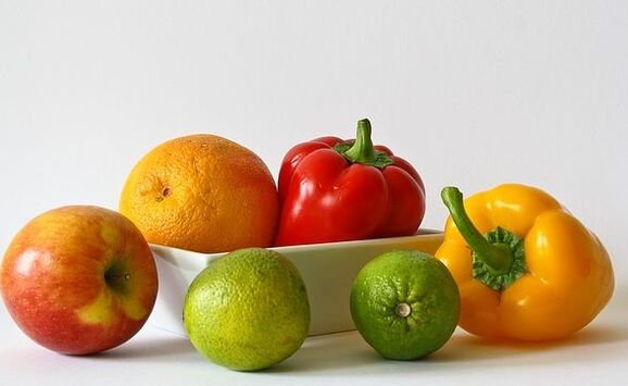 Manzana, naranja, pimienta y lima